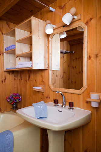 La salle de bains avec sa baignoire de l'appartement Orchis à Montchavin